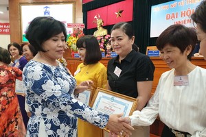 華人婦女(右起)危慧嫻、吳麗株、黃碧玉獲市婦聯會獎狀。