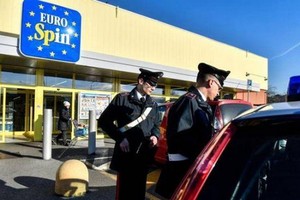 警方在案發現場進行調查。（圖源：互聯網）