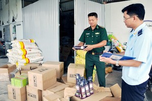 職能機關檢查走私貨品。（圖源：金華）