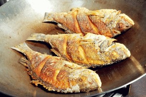 煎魚總破皮？學會“３種煎魚方法”