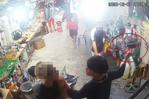 阿Tr. 高手舉刀砍向阿V.。（圖源：監控視頻截圖）