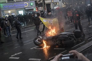 示威者放火焚燒車輛。（圖源：Getty Images）
