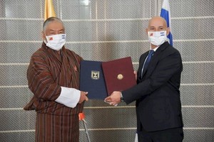 以色列和不丹駐印度大使分別代表兩國舉行建交協議簽署儀式。（圖源：推特）