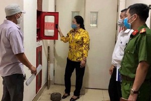 第十郡祖國陣線委員會監察消防工作。