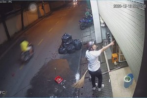 一名兇狠的男子左手持著馬刀，右手指向店內粗口大罵恐嚇店裡人員。（圖源：視頻截圖）