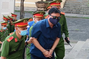 今(14)日上午七時許，法警押送被告人丁羅昇到法庭受審。（圖源：友輝）