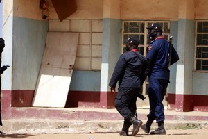 武警在事發學校巡邏警戒。（圖源：路透社）