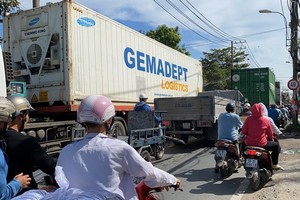 第九郡阮維貞街道狹窄，多輛卡車行駛容易引發交通事故，對民眾造成危險。（圖源：Đ.T）