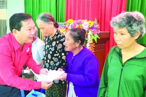 阮煌恩副主席向災民贈送禮物。