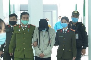 涉案嫌犯黎成仁（中）被押送至公安派出所。（圖源：紅絨）