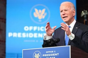 美國選舉人團當地時間14日完成投票後，總統當選人拜登在德拉瓦州威明頓對全國發表談話。（圖源：AFP）