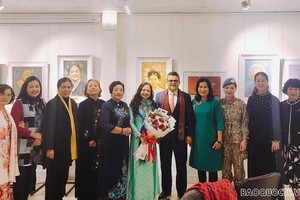 演講者與出席嘉賓合照。（圖源：Baoquocte.vn）