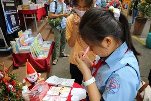 小朋友參加寫心願及祝福語掛在聖誕樹上。