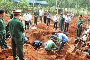 烈士骸骨搜集隊在挖掘並歸集烈士骸骨。（圖源：德智）