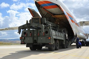 2019年7月12日，俄罗斯出售给土耳其的首批S-400组件抵达安卡拉穆尔泰德空军基地。（圖源：Getty Images）