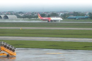 河內市內牌機場若干跑道在升級修築中。（圖源：秋莊）