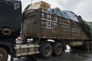 圖為一輛裝滿貨物的大卡車被扣留。（圖源：陳山）