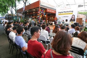 在本市阮文平書香街發佈新書。