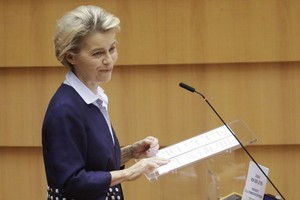 馮德萊恩16日指出跟英國的談判有進展，但不確定能否達協議，圖為當天她在歐洲議會發表談話畫面。（圖源：歐新社）