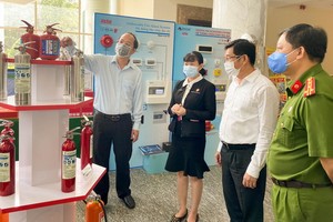 市委副書記阮胡海與各幹部參觀消防設備展。（圖源：草黎）