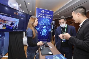 嘉賓參觀2020年越南互聯網日展會。（圖源：越通社） 