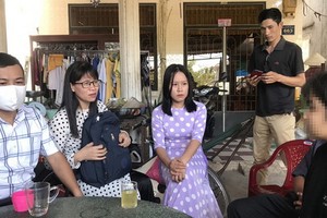 老師上門慰問被毆打的女生。