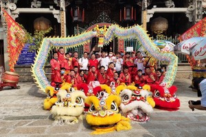 輝義堂龍獅團成員與理事在天后宮留影。