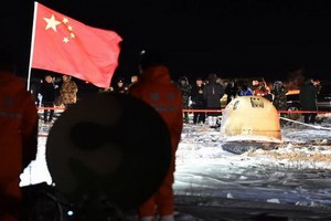 12月17日凌晨，嫦娥五號返回器攜帶月球樣品，採用半彈道跳躍方式再入返回，在內蒙古四子王旗預定區域安全著陸。（圖源：新華社）