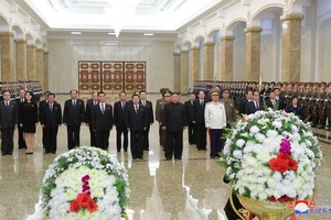 朝鮮最高領導人金正恩（前排左三）前往繡山太陽宮參謁，悼念父親金正日去世九周年。（圖源：朝中社）