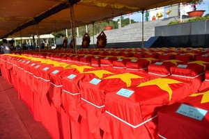 262 名烈士骸骨回歸故里追悼和安葬儀式在河仙市烈士陵園隆重舉行。（圖源：PV） 