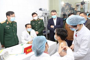 志願者接受人體接種疫苗。（圖源：泰山）