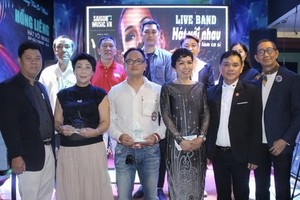 評委向獲得前3名參賽者：吳國凌(前排左三)、溫璻英(前排左二)和黎美娟(前排左四)頒獎。