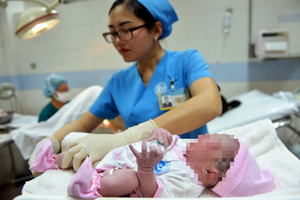 助產士在照料一名新生兒。（示意圖源：緣潘）