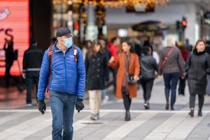 11月3日，在瑞典斯德哥爾摩市街頭上，一名男子戴口罩出行以防新冠病毒感染。（圖源：Getty Images）