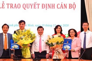 市領導祝賀兩位新任市人委會副主席。（圖源：越勇）