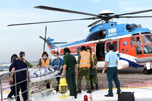 １７５號軍醫醫院直升機運送急救病人。（圖源：緣潘）