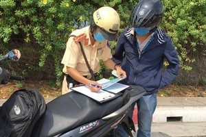 交警正處罰違反交規者。