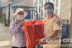 陳源寶上尉向受疫情影響者贈送禮物。