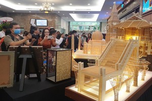 觀眾觀賞獲列入世界紀錄大全的遺產建築模型。