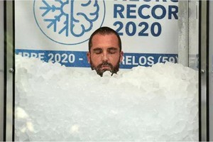 法國「冰人」萬丹多普為替癌童募款，浸泡在冰塊中長達2小時35分又43秒。（圖源：互聯網）