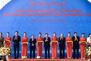 政府副總理鄭庭勇（中）出席合作社與集體經濟發展成就展，以及2016-2020年階段越南合作社聯盟系統活動的開幕儀式。