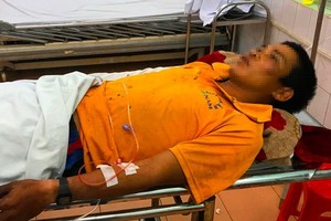 獲送醫院搶救治療的傷者Đ.B。（圖源：友福）