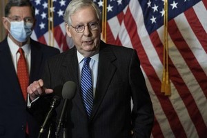 美國聯邦參議院共和黨領袖麥康奈爾宣佈達成9000億美元紓困案共識。（圖源：AP）