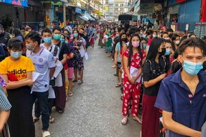 泰國民眾排隊接受檢測。（圖源：曼谷郵報）