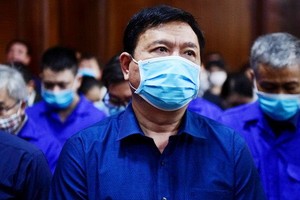 出庭受審的被告人丁羅昇及同案犯。（圖源：黃江）