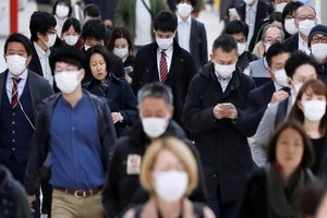 疫情期間的東京地鐵站仍然擠滿前往上班的人群。（圖源：路透社）