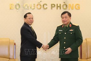 國防部副部長黃春戰上將（右）接見了柬埔寨王國特命全權大使查伊‧納芙斯。（圖源：越通社）
