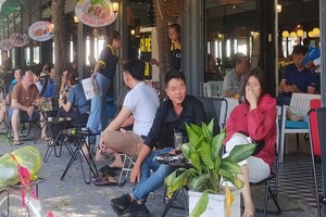 舊邑郡潘文治街一家咖啡館，客人大部分不戴口罩。