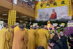 越南佛教中央委員會諸高僧大德前往向釋日修大和尚致祭。