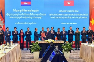 外交部長范平明與柬埔寨駐越大使Chay Navuth 交換批准文件。（圖源：越通社）